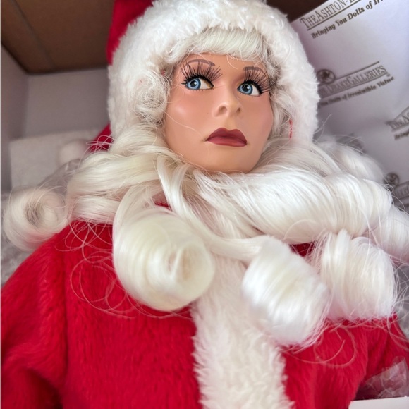 “I Love Lucy Holliday Special Doll” Ashton Drake Galleries. New in Box. Santa - Picture 3 of 4